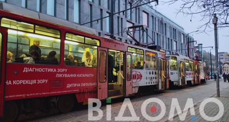 Опасные развлечения продолжаются: очередных "зацеперов" заметили на трамвае в Днепре (ВИДЕО)