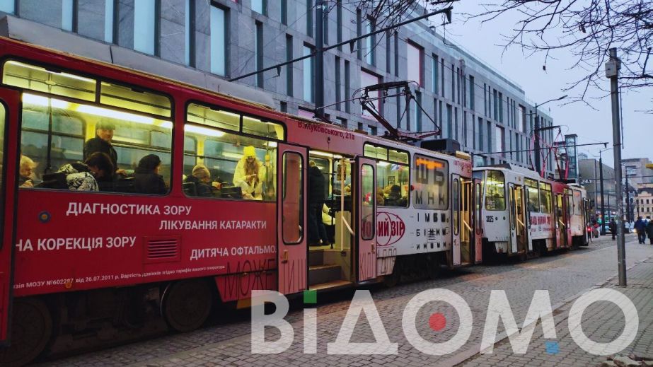 Небезпечні розваги продовжуються: чергових "зачеперів" помітили на трамваї у Дніпрі (ВІДЕО)