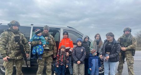 Поліцейські евакуюва...