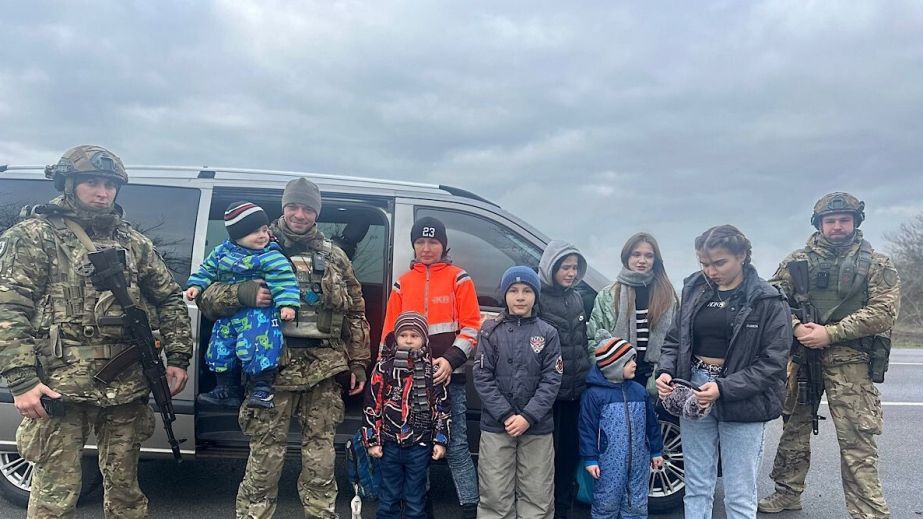 Поліцейські евакуювали багатодітну родину з особливо небезпечного району Нікополя (ФОТО, ВІДЕО)