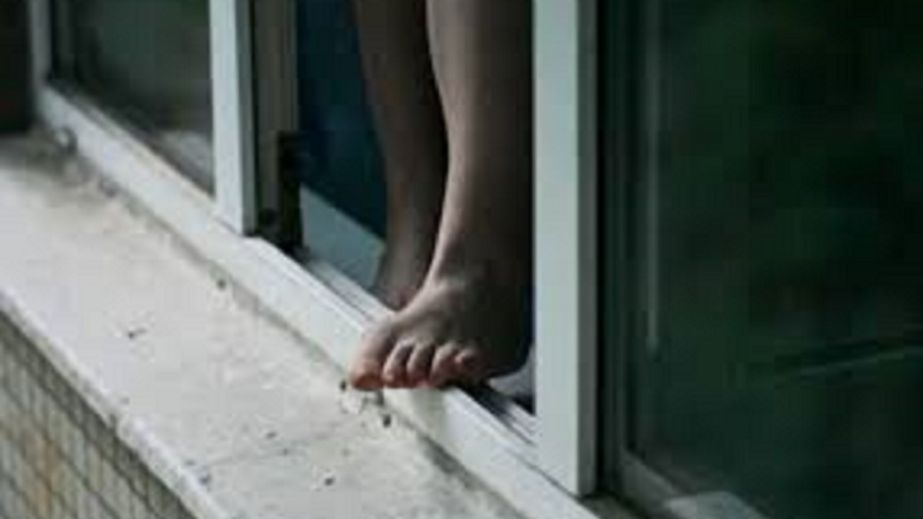 На Дніпропетровщині 7-річна дівчинка випала з вікна