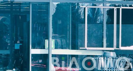Безхатченко у Дніпрі розгатив скляні двері, аби погрітися у магазині (ФОТО)
