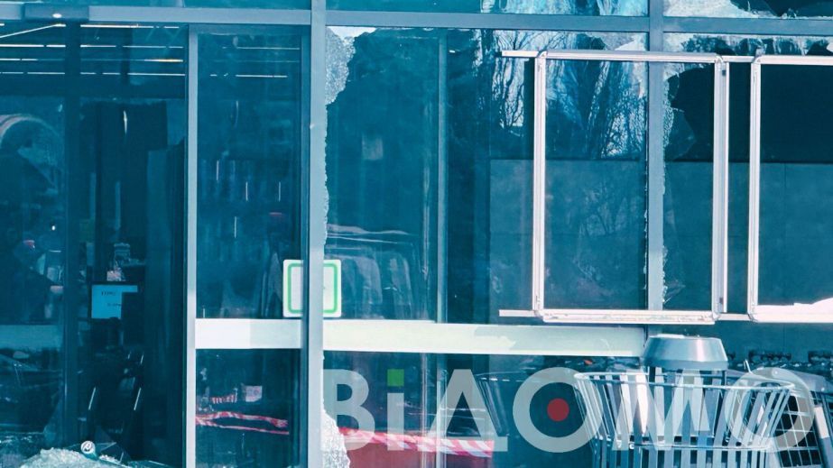 Бездомный в Днепре разбил стеклянную дверь, чтобы погреться в магазине (ФОТО)