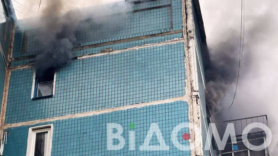 У Дніпрі палав багатоквартирний будинок з людьми всередині (ВІДЕО)