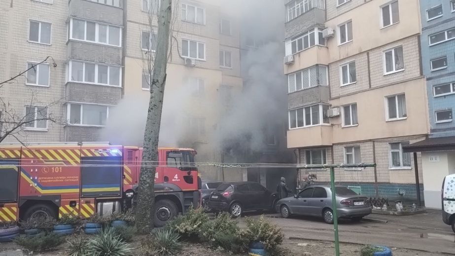 У Дніпрі на Моніторній палає квартира у багатоповерхівці (ФОТО)