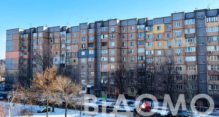 Жители многоэтажки в Днепре боятся, что дом рухнет в пропасть метро (ВИДЕО)