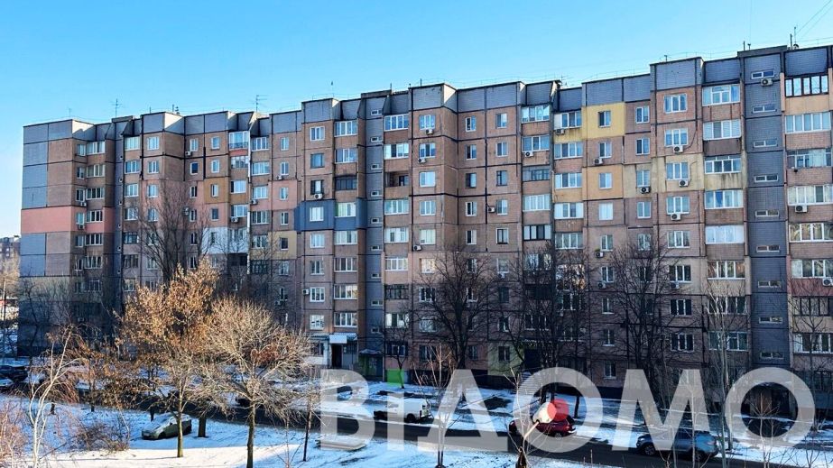 Мешканці багатоповерхівки у Дніпрі бояться, що будинок звалиться у провалля метро (ВІДЕО)