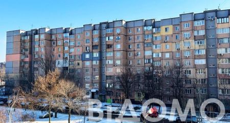 У Кривому Розі пʼяний 19-річний хлопець випав з вікна багатоповерхівки