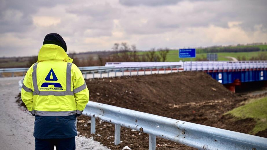 В прифронтовом районе Днепропетровщины запустили движение по новому временному мосту, возведенному по японской технологии.