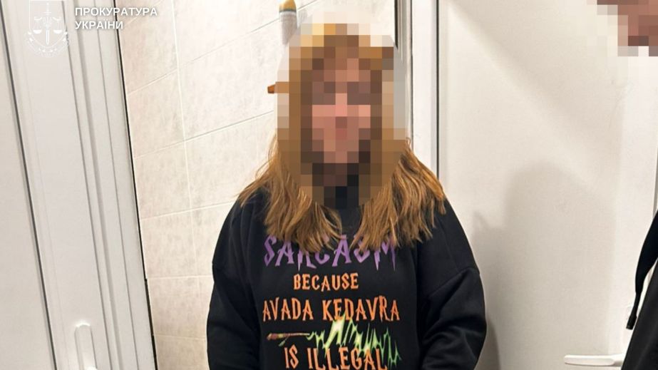 Просила 2,6 тисяч доларів за дозвіл на рекламу: у Дніпровському районі викрили посадовицю міськради (ФОТО)