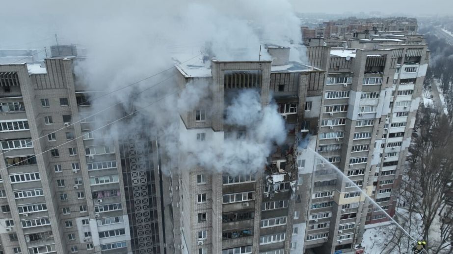 Удар БпЛА по Дніпру 22 січня: як виглядає напівзруйнована 16-поверхівка з висоти пташиного польоту (ФОТО)