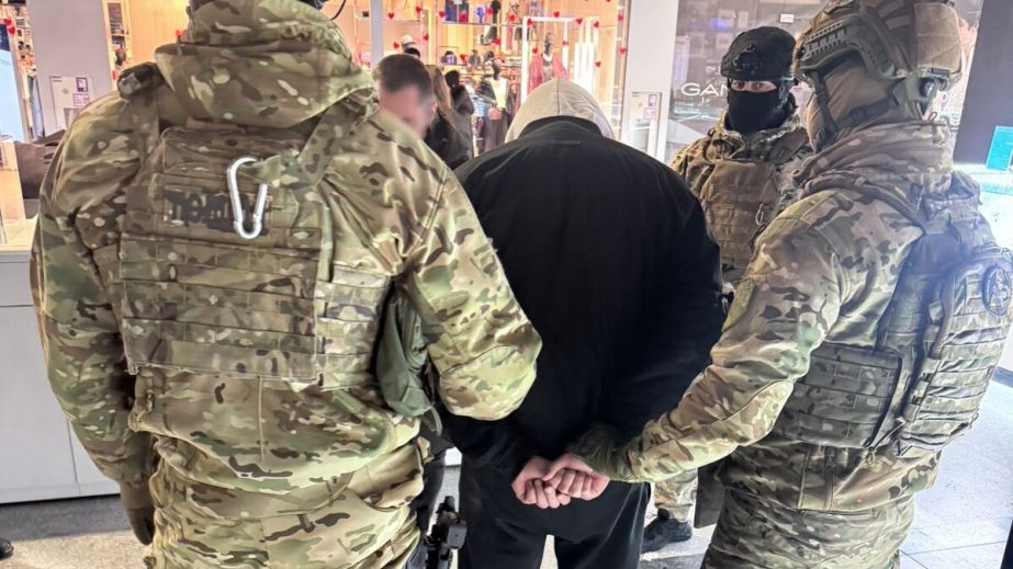 Спецоперація у Дніпрі: поліція затримала організатора виїзду за кордон за $10 000 (ВІДЕО)