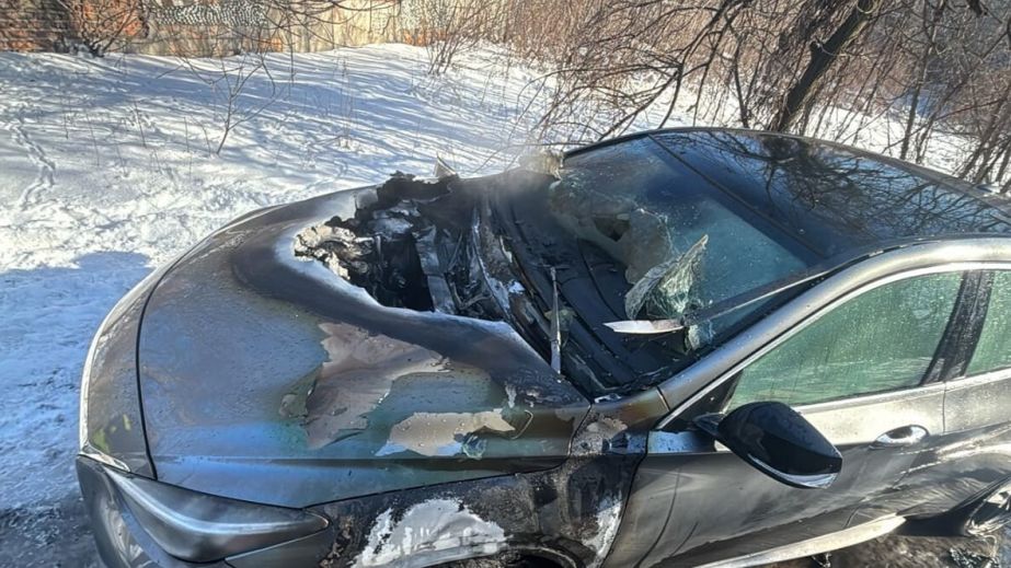 В Каменском 16-летний парень посреди дня поджег автомобиль (ФОТО)