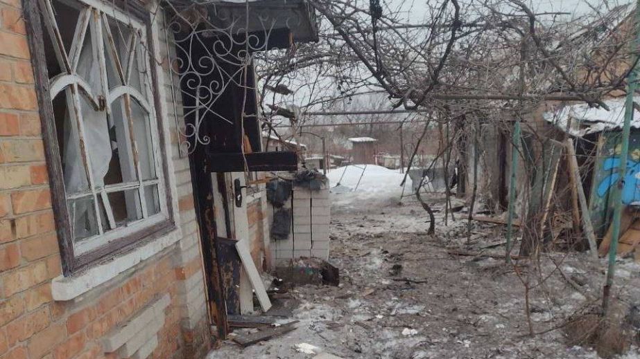 Обстрелы Никопольщины не прекращаются: ранен мужчина, есть разрушения