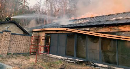 Масштабна пожежа на Дніпропетровщині: вогнеборці гасили приватний будинок