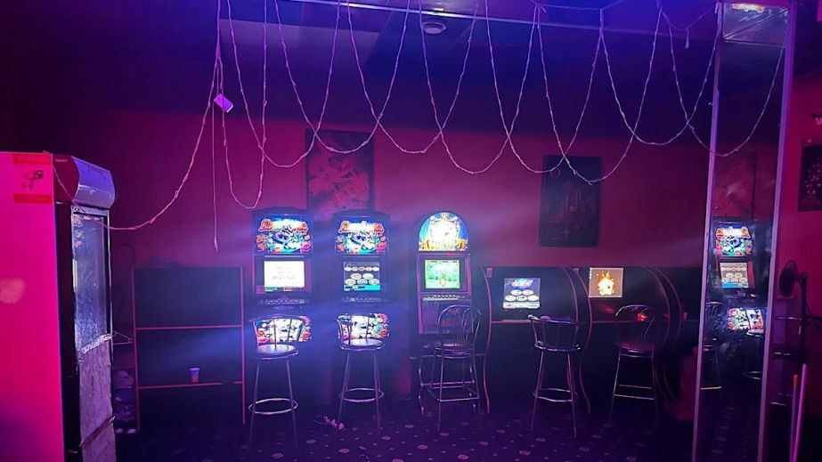 Працював у "закритому" режимі: у Дніпрі викрили підпільний гральний заклад (ФОТО)