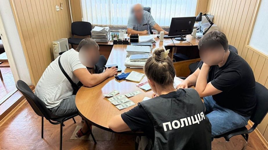 У Дніпрі посадовці вимагали $2500 за вступ до університету (ФОТО)