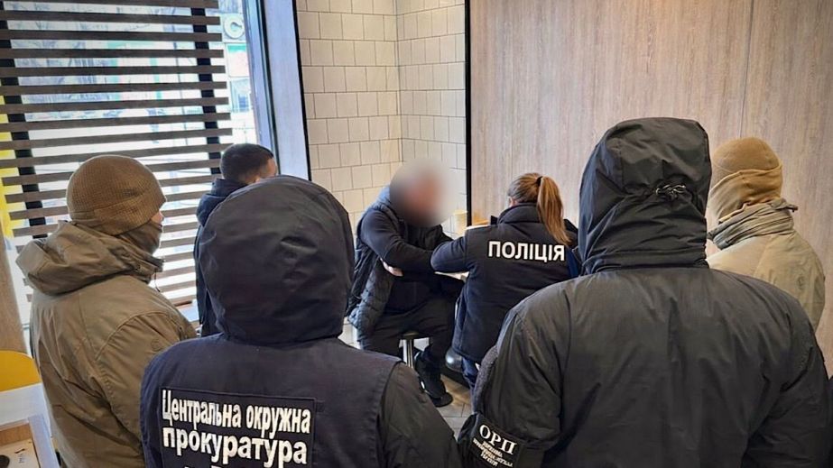 У Дніпрі чоловік за $18 000 виготовляв фальшиві документі для переправлення чоловіків за кордон (ФОТО)