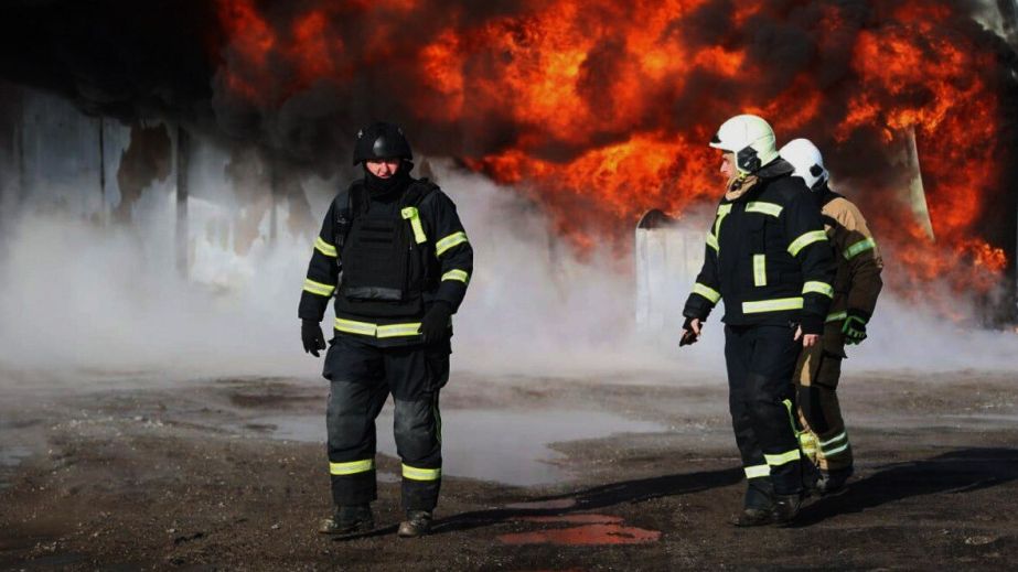 Обстріл Самарівського району 4 лютого: надзвичайники показали кадри гасіння масштабної пожежі (ФОТО)