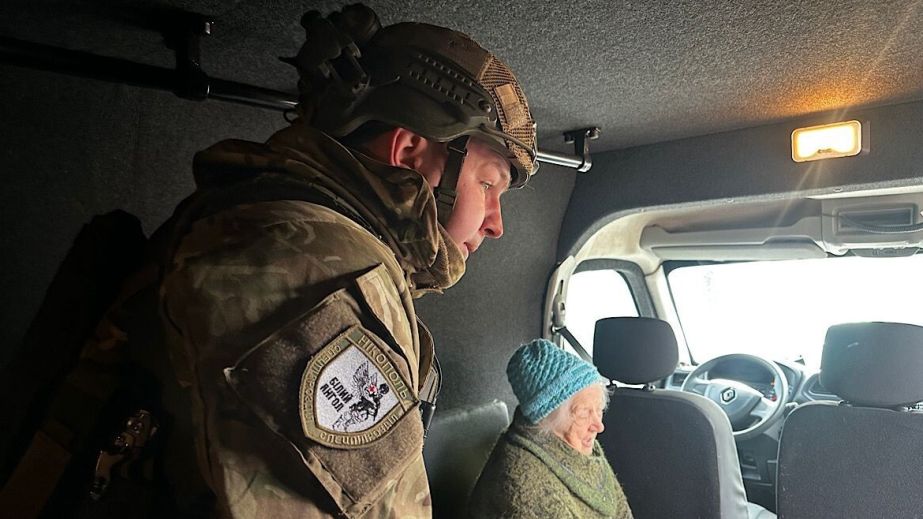 Блукала автовокзалом Нікополя: поліція повернула до Львова дезорієнтовану пенсіонерку (ВІДЕО)