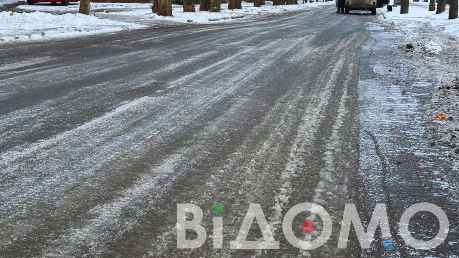 У Камʼянському автівки масово вилітають на бетонний відбійник посеред моста (ВІДЕО)