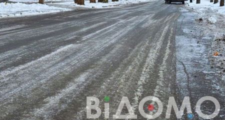 Посылки задерживаются: легковушка курьера "Укрпочты" взлетела в яму "теплоцентрали" в Кривом Роге (ВИДЕО)