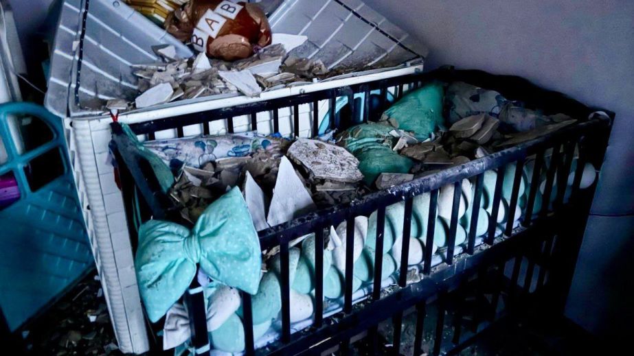 Поліція показали перші кадри після нічних ударів по Дніпру 12 лютого, внаслідок яких постраждала родина з дітьми (ВІДЕО)