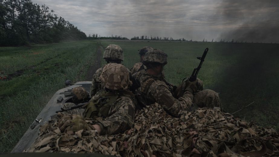 Як воїни бригади з Дніпропетровщини "Холодний Яр" відпрацьовують навички на БМП (ФОТО)