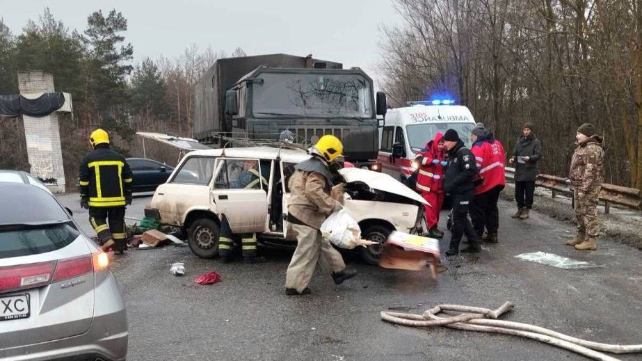 У Самарівському районі вантажіка знесла легковику дах (ФОТО)