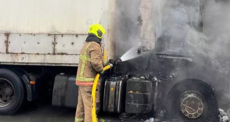 У Дніпрі фура вигоріла вщент: під час пожежі постраждав чоловік (ФОТО)
