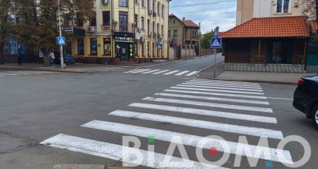 У Кривому Розі мікроавтобус вʼїхав у легковик, який відлетів та збив жінку на "зебрі" (ВІДЕО)