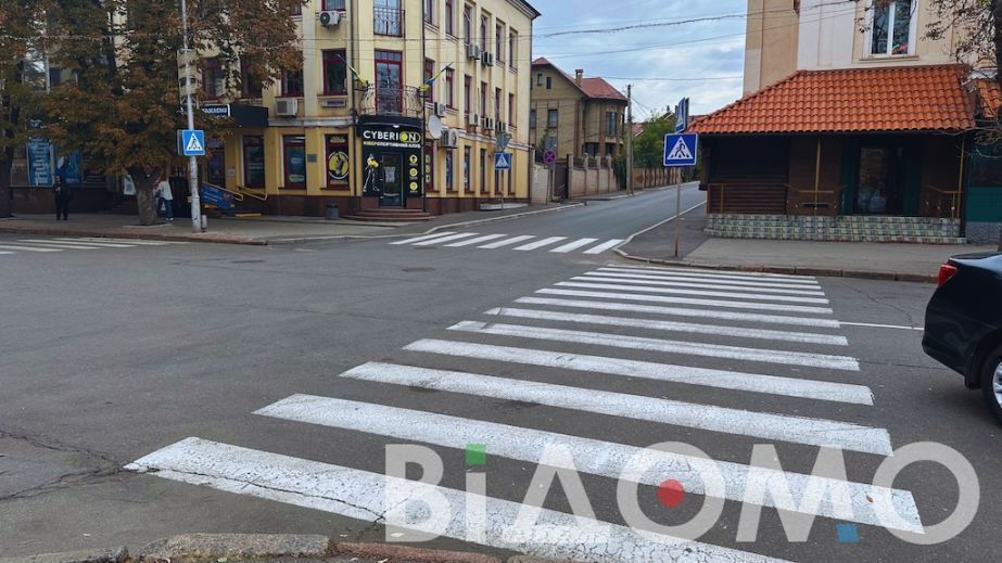У Дніпрі на Мануйлівському проспекті Renault збив жінку на "зебрі" (ВІДЕО)