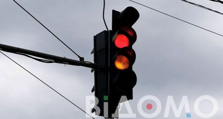 В Днепре маршрутка разбила светофор (ВИДЕО)