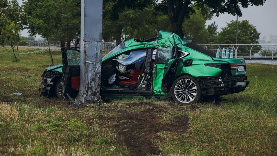 Розтрощений Lexus та постраждалі: у Дніпрі сталася моторошна ДТП (ФОТО)