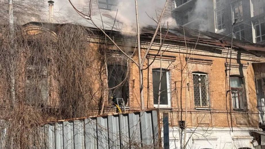 В Днепре на Крутогорном спуске пылает здание (ФОТО, ВИДЕО)