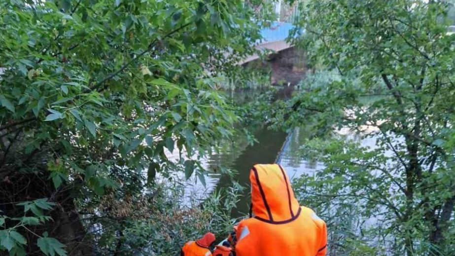 На Днепропетровщине из реки достали тело утопленника (ФОТО)