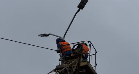 Учетверо більше ліхтарів: на головній магістралі лівобережжя Дніпра оновлюють освітлення