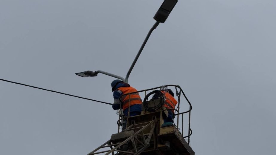 Учетверо більше ліхтарів: на головній магістралі лівобережжя Дніпра оновлюють освітлення