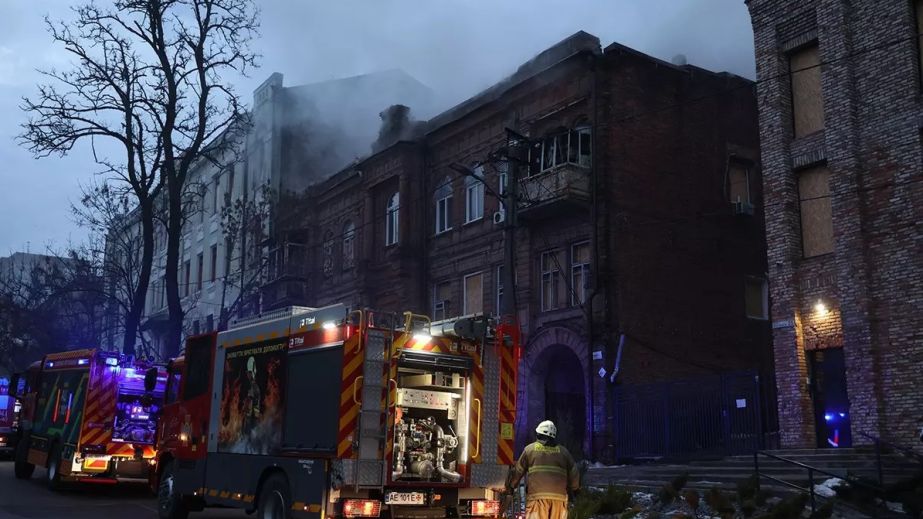 В Днепре из горящей квартиры спасли пенсионера (ФОТО)