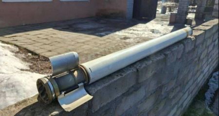 Під час повітряної атаки у Дніпрі ракета-перехоплювач влетіла у легковик і не розірвалась (ФОТО)