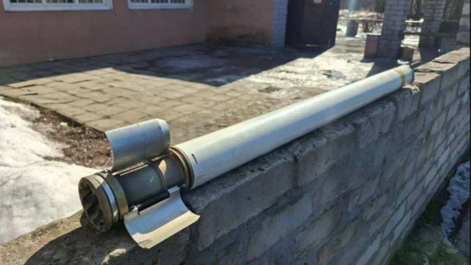 Під час повітряної атаки у Дніпрі ракета-перехоплювач влетіла у легковик і не розірвалась (ФОТО)