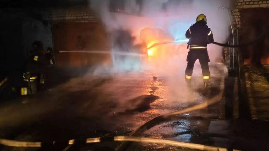 У Павлограді вигорів гараж з автомобілем усередині (ФОТО)