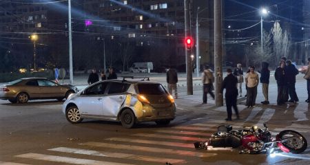 В Днепре на проспекте Героев столкнулись два автомобиля и мотоцикл