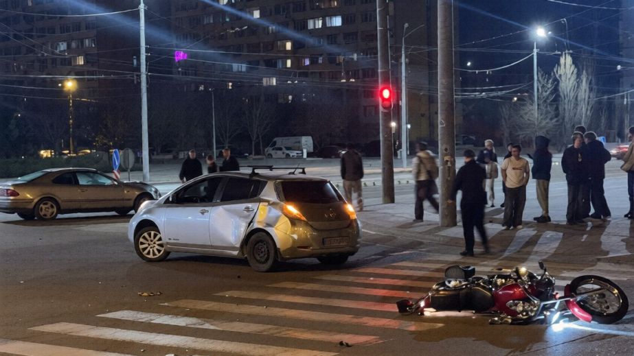 У Дніпрі на проспекті Героїв зіштовхнулися дві автівки та мотоцикл