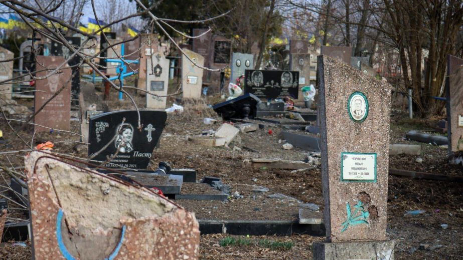 Разрушенные и изуродованные могилы: россияне обстреляли кладбище в Марганце (ФОТО)