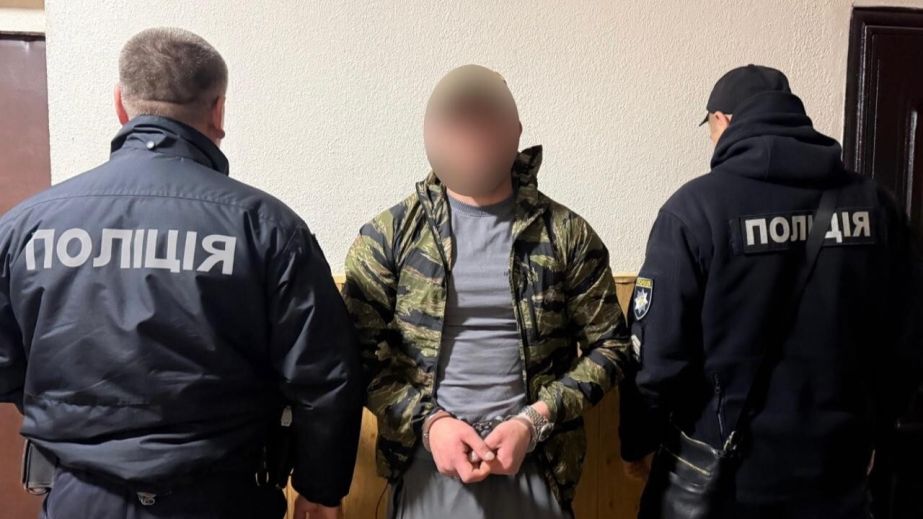 Розмахував пістолетом посеред вулиці: у Самарі випадково викрили незаконного власника зброї та боєприпасів (ФОТО)