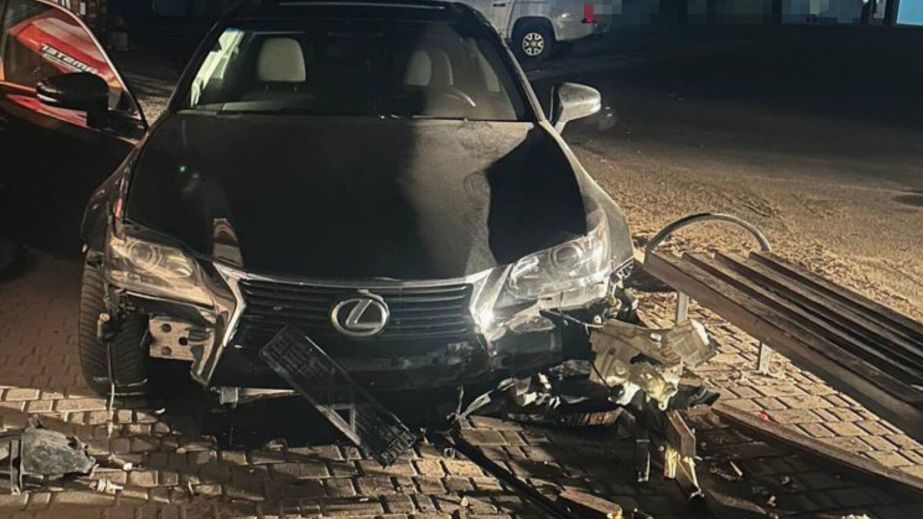 У Павлограді п'яний водій на швидкості влетів у лавку, де сиділи дівчата &ndash; одна з них потрапила до реанімації (ФОТО, ВІДЕО)