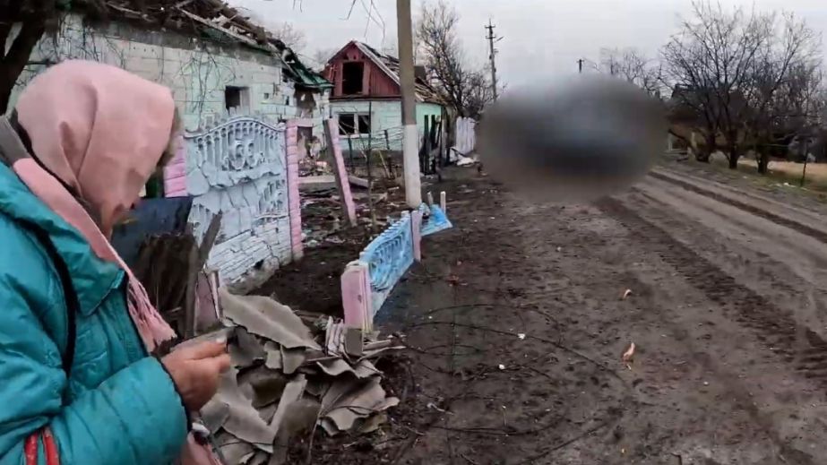 "Думала, що усі покинули": поліцейські під обстрілами евакуювали 83-річну жінку з прифронтової Синельниківщини (ВІДЕО)