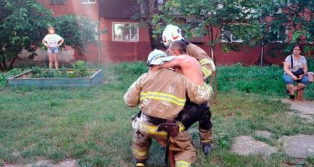 Спасатели на руках вынесли мужчину из горящей квартиры на Никопольщине