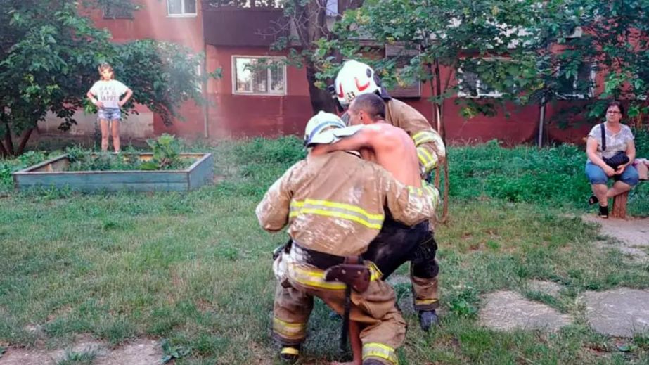 Спасатели на руках вынесли мужчину из горящей квартиры на Никопольщине